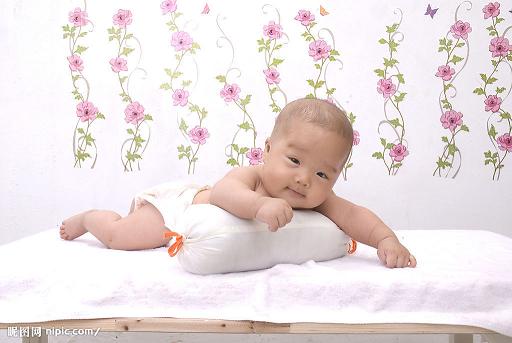 3个月宝宝的游戏  青岛福乐多催乳育婴健康工作室
