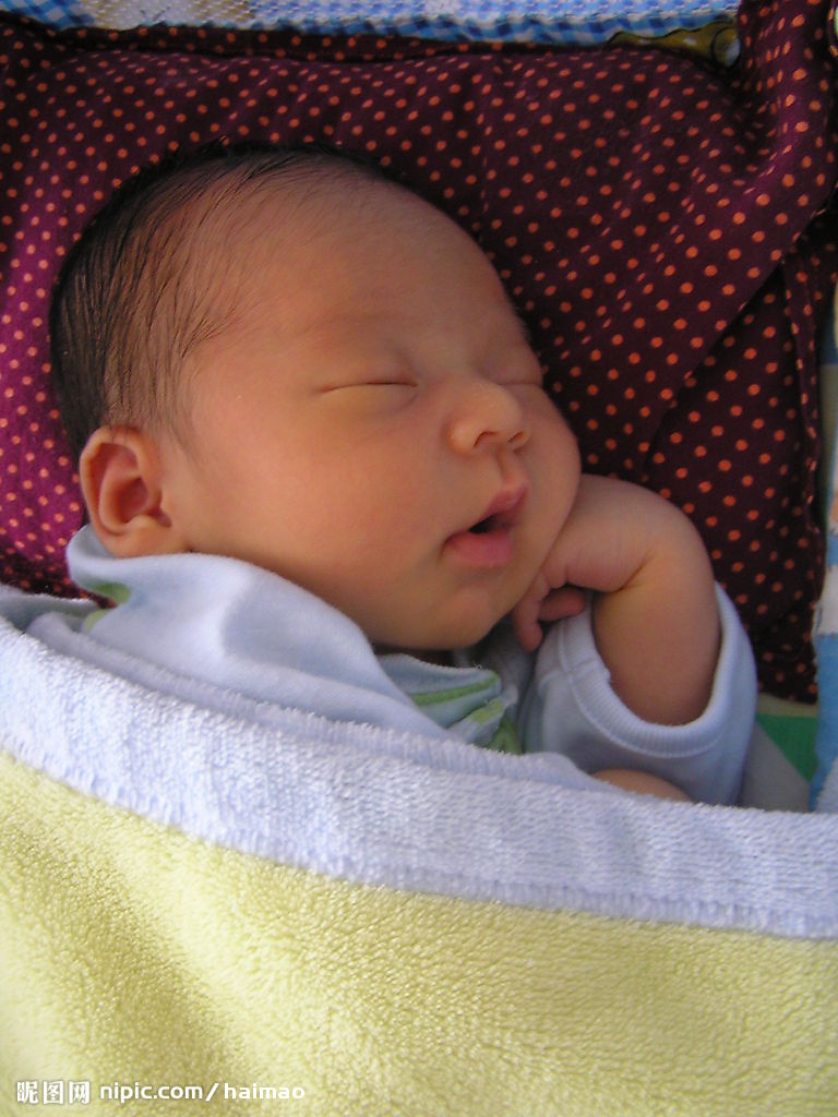 2个月宝宝的游戏  青岛福乐多催乳育婴健康工作室